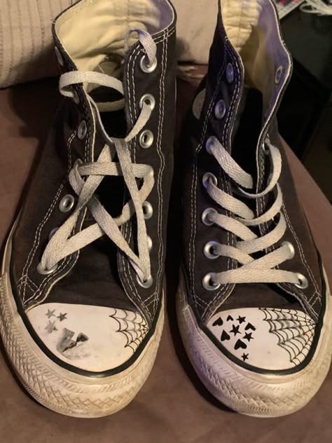 Decorated Converse Ideas, Converse Decorated, Converse Drawing On Shoes, Converse Doodles, Decorated Converse, Drawing On Shoes, Converse Art, Converse Drawing, Converse Ideas