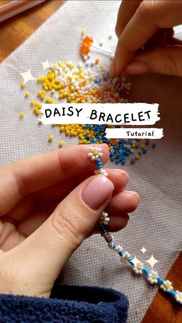 Diy Daisy Bead Bracelet, Small Bead Bracelet Tutorial, Daisy Bead Bracelet Tutorial, Cute Homemade Bracelet Ideas, Seed Bead How To, Tiny Bead Bracelet Patterns, Bead Daisy Tutorial, Beaded Friendship Bracelets Tutorial, How To Beaded Bracelets