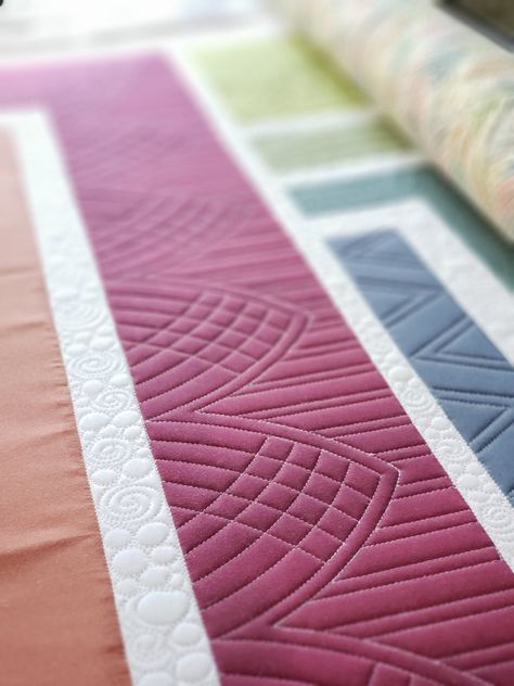 Scalloped borders are the perfect way to dress up almost any quilt, modern or traditional. In this exciting class Natalia Bonner will teach you, step-by-step, how to machine quilt 12 beautiful scalloped border designs. From small to large this class has you covered. Still thinking that you need several different machine quilting rulers to stitch out scalloped border designs? Look no further, all of the designs in this class will be taught using Natalia's popular machine quilting rulers. Let's ge Machine Quilting Borders Ideas Easy, Ruler Work Quilting Patterns, Custom Quilting Ideas, Quilting Designs Patterns Ideas, Quilting Borders Ideas, Border Quilting Designs, Rulerwork Quilting, Straight Line Quilting Designs, Quilt Borders Ideas