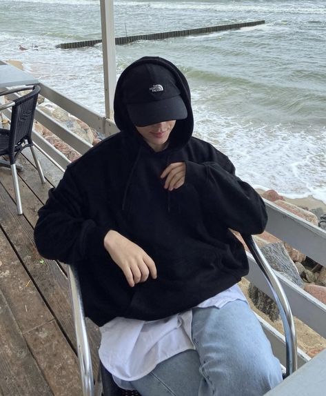 Cap With Hoodie Outfit, Hat And Hoodie Outfit, Cap And Hoodie Outfit, Hoodie Cap Outfit, Hoodie With Cap Outfit, Hoodie And Cap Outfit, Black Hoodie Outfit Aesthetic, Girl Hoodie Outfit, Black Hoodie Outfit