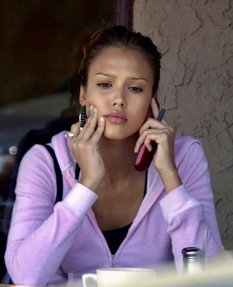 Sunday morning hyperfixation: Early noughties #JessicaAlba, who often looked slightly concerned on the phone, or as if she was maybe dissociating as she put on her lipgloss? Big Sunday mood if you ask us! Jessica Alba Juicy Couture, Jessica Alba Aesthetic, Honey Jessica Alba, Jessica Alba 90s, 90s Paparazzi, Jessica Alba Honey, Jessica Alba Blonde Hair, Jessica Alba 2000s, Young Jessica Alba