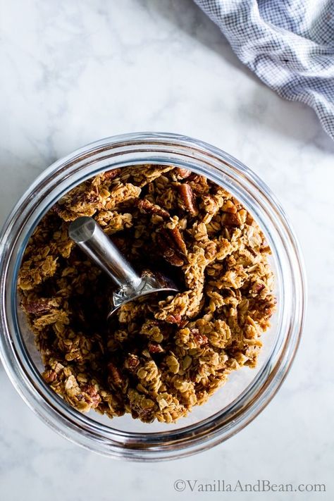 Maple Pecan Granola (vegan + easy!) Pecan Granola Recipe, Maple Pecan Granola, Pecan Granola, Maple Granola, Cafe Breakfast, Vegan Granola, Healty Dinner, Granola Recipe Homemade, Diy Easy Recipes