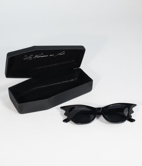 La Femme En Noir Black Vampire Batwing Cateye Sunglasses Groovy Goth, Side Purse, Sunglasses Unique, Goth Stuff, Black Vampire, Kei Visual, Gothic Glam, Summer Goth, Unique Sunglasses