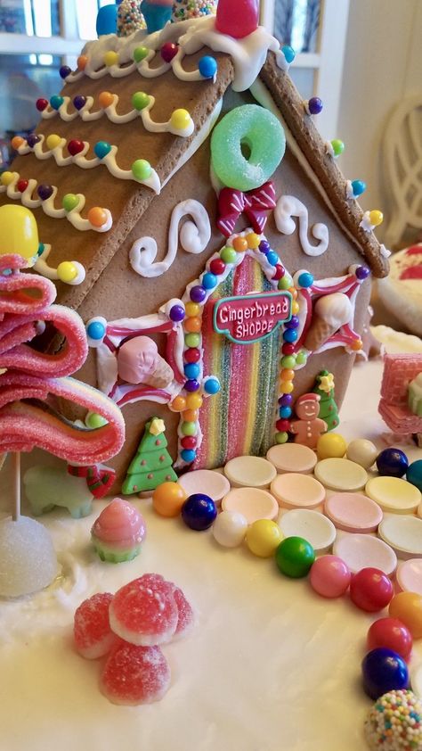 Gingerbread Hospital Ideas, Candy House Christmas Decorations, Ginger Bread House Competition Ideas, Jesus Birthday Party, Homemade Gingerbread House, Gingerbread House Ideas, Gingerbread House Candy, Mini Gingerbread House, Gingerbread House Parties