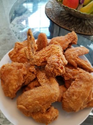 Fried Chicken with Cornstarch - Toni Toni Kitchen - Medium Fried Chicken With Cornstarch, Chicken With Cornstarch, Oven Fried Chicken Wings, Crispy Fried Chicken Wings, Chicken Wing Recipes Fried, Oven Fried Chicken Recipes, Fried Chicken Recipe Southern, Chicken Batter, Cooking Chicken Wings