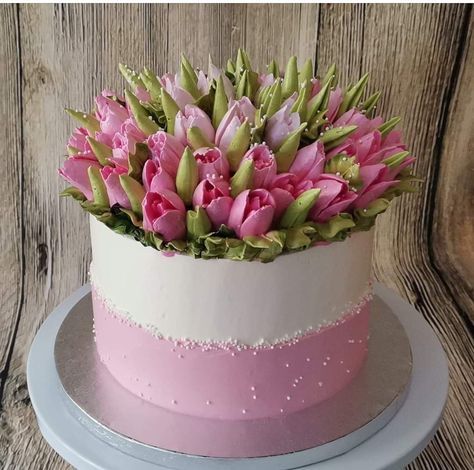 Tulip Birthday Cake, Tulip Cake Decoration, Cakes With Tulips, Tulip Cake Design, Tulip Cake Ideas, Tulip Frosting Flowers, Cake With Tulips Flower, Tulip Cake, Easter Cupcakes Easy