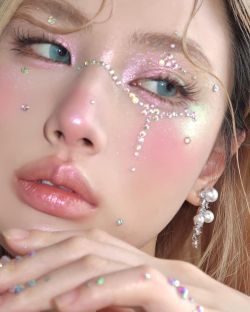 Kpop Idol Makeup Look, Edc Makeup, Chinese Douyin, Gem Makeup, Makeup Asian, Concert Makeup, Rhinestone Makeup, Chinese Makeup, Douyin Makeup