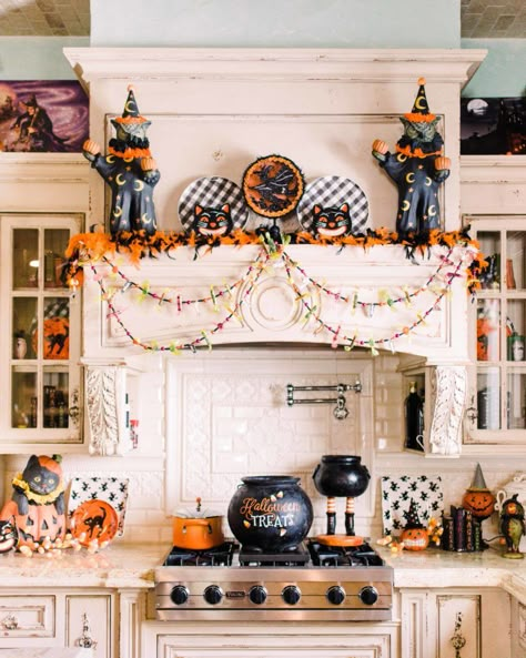 Turtle Creek Lane, Porche Halloween, Halloween Cottage, Halloween Kitchen Decor, Casa Halloween, Turtle Creek, Chic Halloween, Diy Halloween Decor, Halloween Decor Ideas