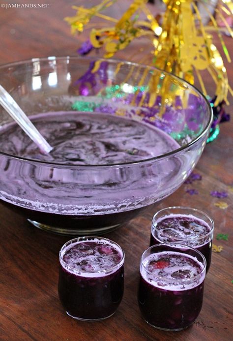 For my Mardi Gras party I was looking for a dark purple punch that would compliment the traditional mardi gras colors of purple, yellow a... Purple Punch Recipes, Grape Punch, Party Punches, Maleficent Party, Color Uva, Purple Drinks, Party Punch Recipes, Mardi Gras Food, Punch Drinks