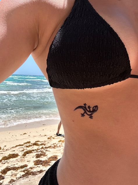 Tattoo Ideas Henna, Fake Tattoos To Draw On Yourself, Peaceful Tattoo, Preppy Henna Designs, Coconut Girl Tattoo, Henna Shark, Stingray Henna, Henna Inspo Easy, Henna Beachy Designs