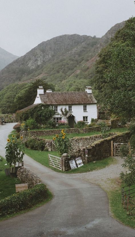 Yellow Sunflowers, Dream Cottage, Cottage Life, Holiday Vibes, Sunshine Yellow, Photo Couple, Dream House Exterior, English Cottage, English Countryside