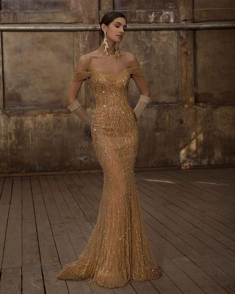 Golden Dress Long, Gold Gala Dress, Gold Dress Aesthetic, Elegant Gold Dress, Golden Prom Dress, Gold Long Dress, Prom Dresses Gold, Gold Dresses Long, Glitter Dresses