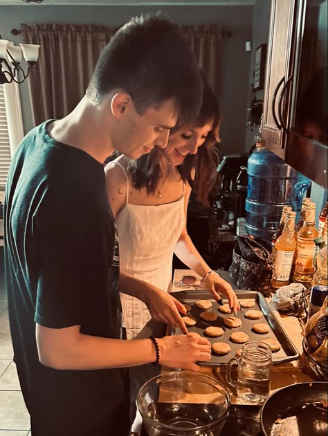 Baking With Family, Sweet Relationship, Live In Couple Aesthetic, Cooking With Partner, Cooking Aesthetic Couple, Baking Aesthetic Couple, Cooking Aethstetic, Crazy Couple Goals, Romantic First Date Ideas