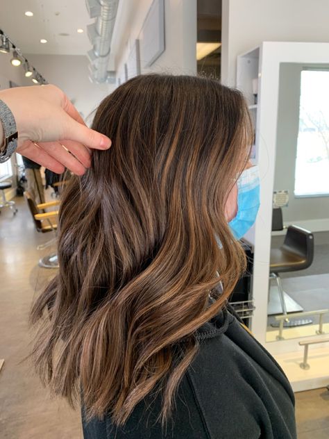 Carmel Highlights On Brunette Hair, Brown Balayage Hair Medium Length, Level 7 Highlights On Dark Hair, Baylage Brown Hair Balayage, Light Brown Balayage On Brown Hair, L Brown Hair With Highlights, Brown Carmel Highlight, Medium Brown Hair Inspo Color, Carmel Low Lights On Brown Hair