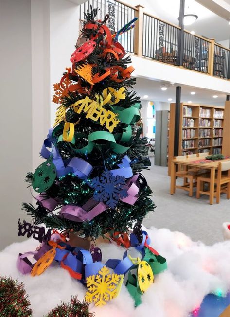 Brilliant Christmas tree for school School Tree Decorations, Class Christmas Tree Ideas, Christmas Tree In Classroom, School Christmas Tree Ideas, Daycare Tree, School Christmas Tree, Classroom Christmas Tree, Collage Activities, Homeschool Christmas