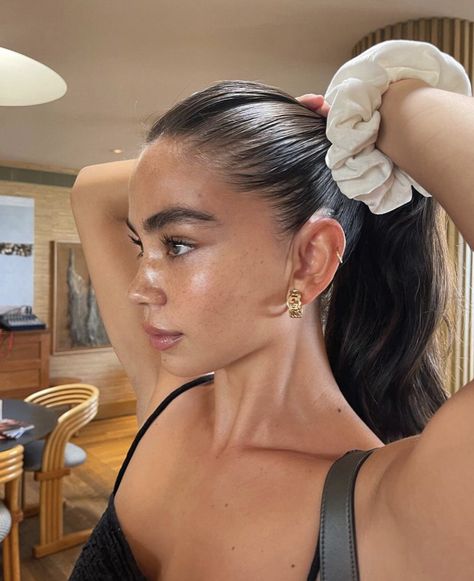 Christina Nadin, Teasing Brush, Slicked Back Hair, Hair Wax, Brown Girl, Clean Girl, Instagram Foto, Hair Brush, Dark Hair