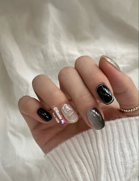 Cool Natural Nail Designs, Victoria Paris Nails, Black Nails Silver, Silver Black Nails, Edgy Nail Art, Black Silver Nails, Hello Nails, Hippie Nails, Edgy Nails