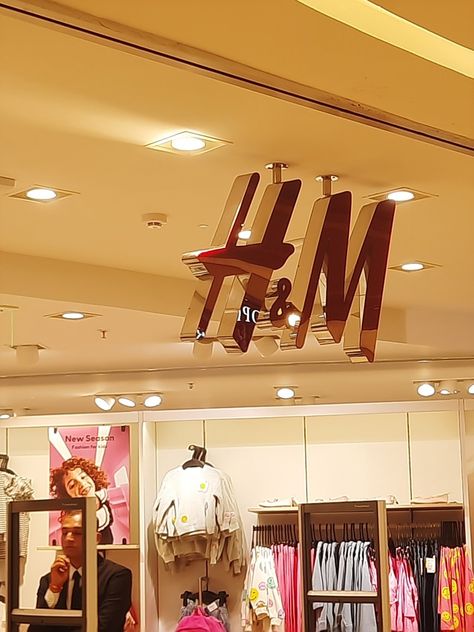 h&m H&m Photography, H&m Clothes, Isabella Core, H&m Shopping, H And M, 18th Birthday Party, Xmas List, Retail Stores, H&m Women