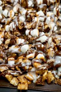 Chex Mix Recipes With Marshmallows, Sweet And Savory Snacks, Chex Mix Savory, Chex Mix Recipes Christmas, Chez Mix, Chex Mix Ingredients, Chex Mix Recipes Sweet, Chocolate Chex Mix, Sweet Chex Mix