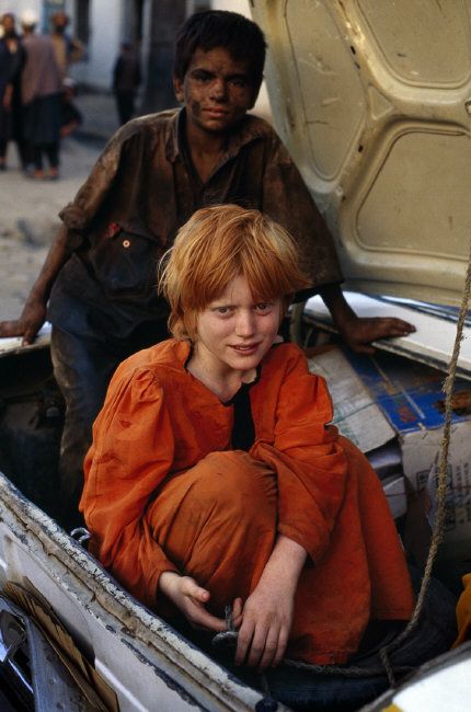 Steve Mccurry Photos, Mazar Sharif, Afghan Culture, Homeless Kids, Piskel Art, Steve Mc, Steve Mccurry, Afghan Girl, Human Settlement