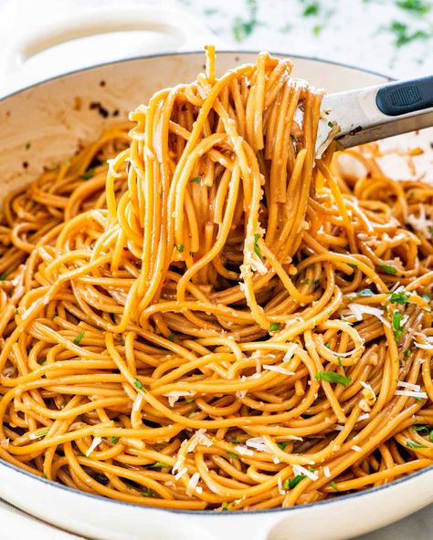 Chili Crisp Garlic Butter Spaghetti, Chili Flake Pasta, Chili Garlic Butter Pasta, Asian Italian Fusion, Chili Oil Garlic Butter Pasta, Chili Pasta Recipe, Noddle Recipes, Spicy Meals, Spicy Pasta Recipes