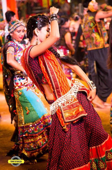 Navratri Songs, Garba Dance, Dance Of India, Navratri Garba, Navratri Dress, Navratri Festival, Navratri Chaniya Choli, Festivals Of India, India Culture