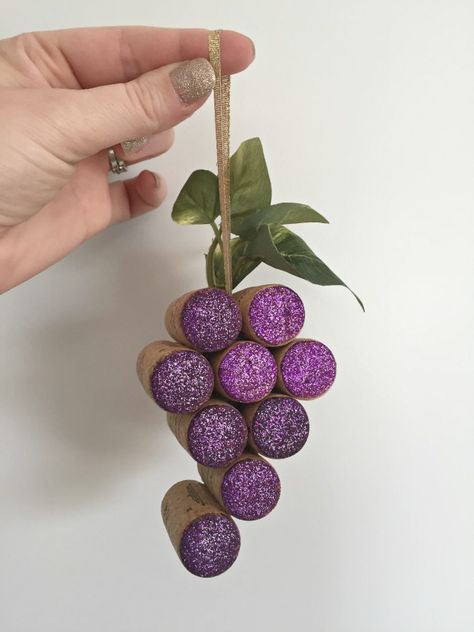 Wine Cork Ideas Decoration, Wine Cork Grape Cluster, Spring Wine Cork Crafts, Cork Wine Ideas, Wine Cork Decorations, Crafts With Wine Corks Diy, Wine Cork Christmas Ornaments Diy, Easy Wine Cork Crafts, Wine Cork Easter Crafts