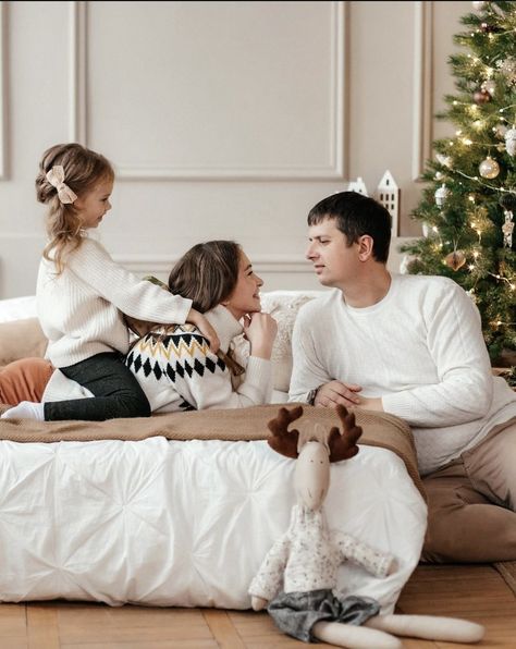 Family Christmas Photo In Bed, Family Bed Photoshoot Christmas Cards, Family Christmas Photoshoot Ideas With Teenagers, Christmas Bed Photoshoot Family, Christmas Bed Photoshoot, Boho Christmas Outfit, Christmas Mini Shoot, Christmas Photography Family, Baby Christmas Photography