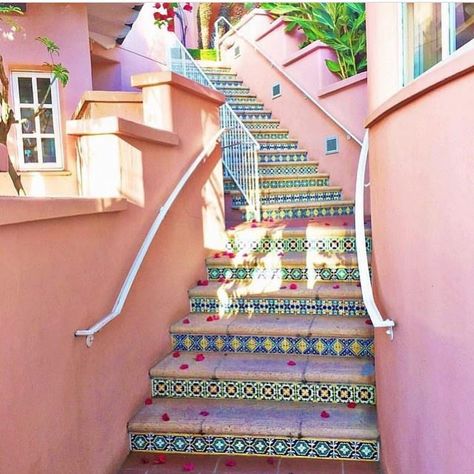 The Spa Insider en Instagram: “Pretty Spanish tile details at the iconic @lavalenciahotel in La Jolla, CA, aka “the Pink Lady!” 📷: @lavalenciahotel #spainsider…” La Valencia Hotel, Spanish Tile, Tile Inspiration, Pink Lady, The Spa, Grand Staircase, Tile Work, Style Tile, Hospitality Design