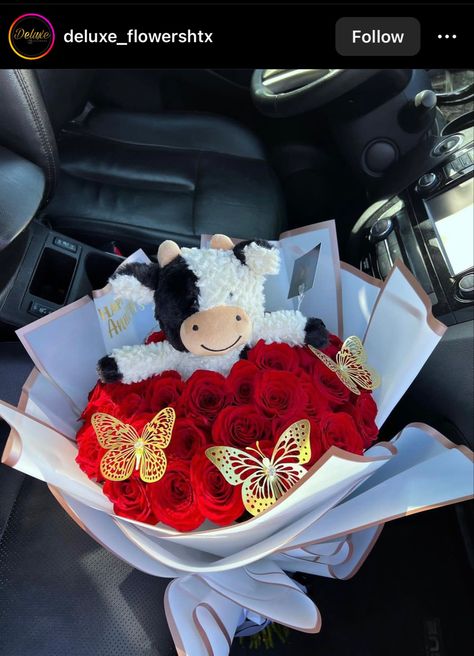 Cow Theme Flower Bouquet, Cow Print Flower Bouquet, Roses Bouquet Gift Boyfriends, Flower Bouquet With Stuffed Animal, Cow Bouquet Flowers, Cow Flower Bouquet, Animal Bouquet, Ribbon Roses Bouquet, Cow Gift Ideas