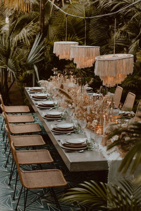 7 Tips for Creating 2019's Hottest Wedding Trend: Dried Flower Installations Home Dinner Party Decor, Acre Baja, Bohemian Ideas, Interior Boho, Color Concept, Tafel Decor, Natural Luxury, Flower Installation, Backyard Lighting