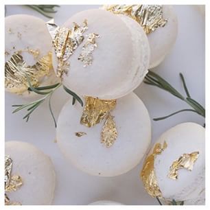 #mondaymunchies courtesy of @hanselandgretelcakes #weddingfavour #ceremony #andthebridewore www.andthebridewore.com #macaron Bridal Clutches, Macaroon Recipes, Naked Cakes, Cool Wedding Cakes, Wedding Dessert, Grace Loves Lace, Special Occasion Cakes, French Macarons, Occasion Cakes