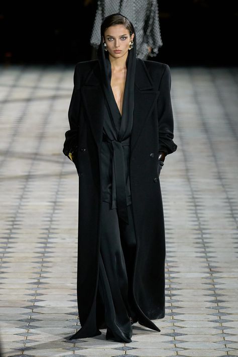 Saint Laurent Spring 2023, Ysl Runway, Spring 2023 Ready To Wear, 2023 Ready To Wear, All Black Outfit, Spring 2023, Fashion Show Collection, Looks Vintage, Fashion Classy