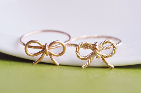 TINY BOW rope ring mixed metal twisted wire wrap by muyinmolly Friends Rings, Antique Diamond Wedding Bands, Best Friend Rings, Wire Jewelry Rings, Rose Gold Engagement Ring Vintage, Friend Rings, Rope Ring, Tiny Bow, Vintage Rose Gold