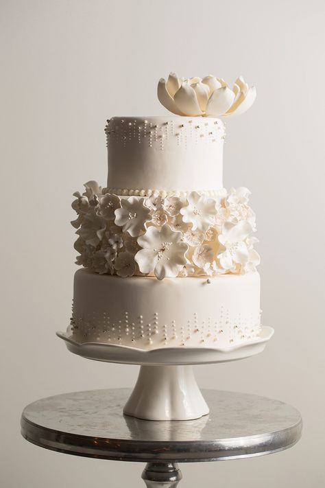 Fresh Cream Wedding Cake Design, Textured Cakes Buttercream, All White Textured Wedding Cake, Fondant Fancy Wedding Cake, White Wedding Cake Texture, Nutella Birthday Cake, Lace Textured Wedding Cake, Patisserie Cake, Different Kinds Of Cakes