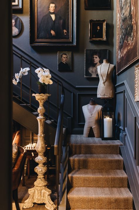 French oil portrait staircase Dark Parisian Interior, Dark Antique Aesthetic, Dark Academia Hallway, Vintage Interior Design Cottage Style, Moody Staircase, Ancestry Wall, Moody Bar, Dark Home Aesthetic, Stairway Gallery Wall