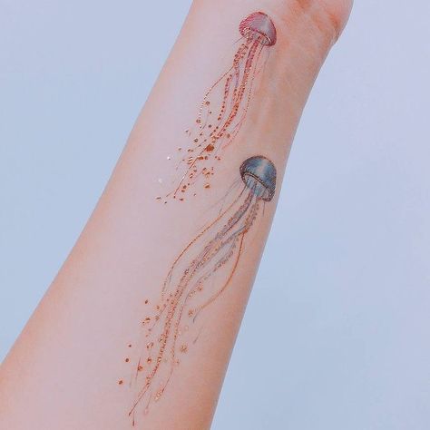 Colorful Small Tattoos, Jellyfish Tattoo Minimalist, Jellyfish Tattoo Design, Jellyfish Jewelry, Jellyfish Illustration, Jellyfish Photography, Jellyfish Decorations, Jellyfish Craft, Jellyfish Tattoo