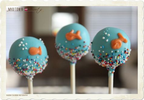 Under The Sea Cake Pops, Fish Cake Pops, Turquoise Cake, Nemo Baby, Dory Birthday, Dory Party, Under The Sea Cake, Fish Birthday, Nemo Party