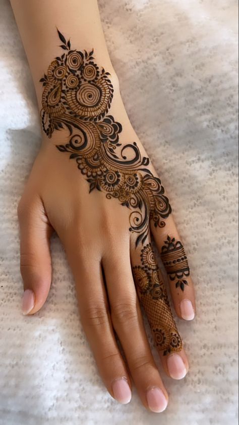 Henna inspiration, arabian henna, party henna, modern henna design, henna Simple Short Mehndi Designs, Short Mehendi, Short Mehndi Design, Wrapping Inspiration, Finger Henna Designs, Henna Tattoo Designs Hand, Mehndi Designs Bridal Hands, Modern Henna Designs, Henna Art Designs