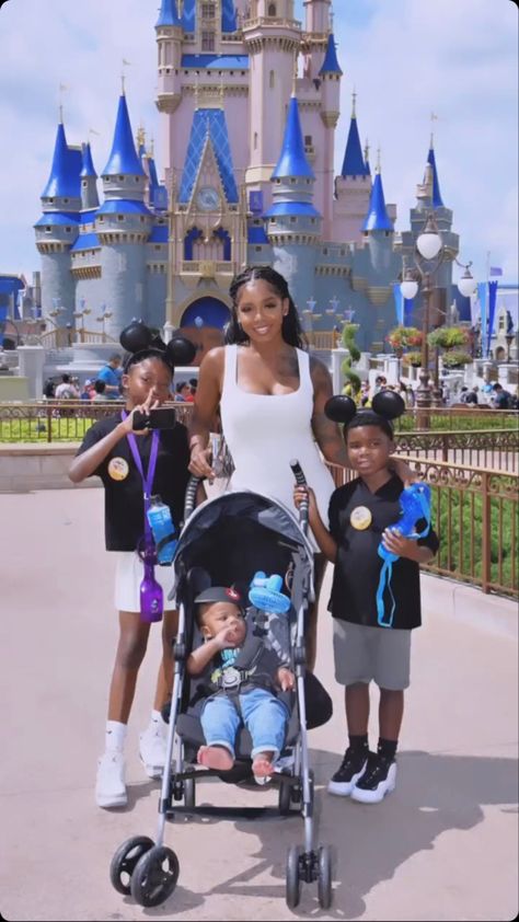 Black Family Travel Goals, Black Mom Luxury, Travel Family Aesthetic, Black Mom Goals, Black Family Vacation, Black Family Travel, Young Black Family Goals, Black Family Goals, Bloxburg Rp