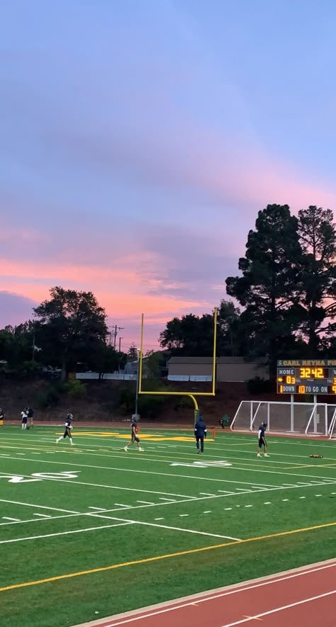 American Football Field Aesthetic, Nfl Aesthetic Wallpaper, Flag Football Aesthetic, American Football Aesthetic, Noah Riley, Football America, Soccer Usa, Life In Usa, Usa Dream