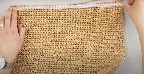 This is a guide to making a DIY raffia bag. Learn how to make a raffia bag by crocheting, with this simple step-by-step tutorial. Diy Raffia Bag, Raffia Bag Pattern Free, Crochet Raffia Bag Pattern Free, Raffia Bag Pattern, Diy Clutch Bag, Raffia Crochet, Clutch Pattern, Crochet Bottoms, Diy Crochet Bag