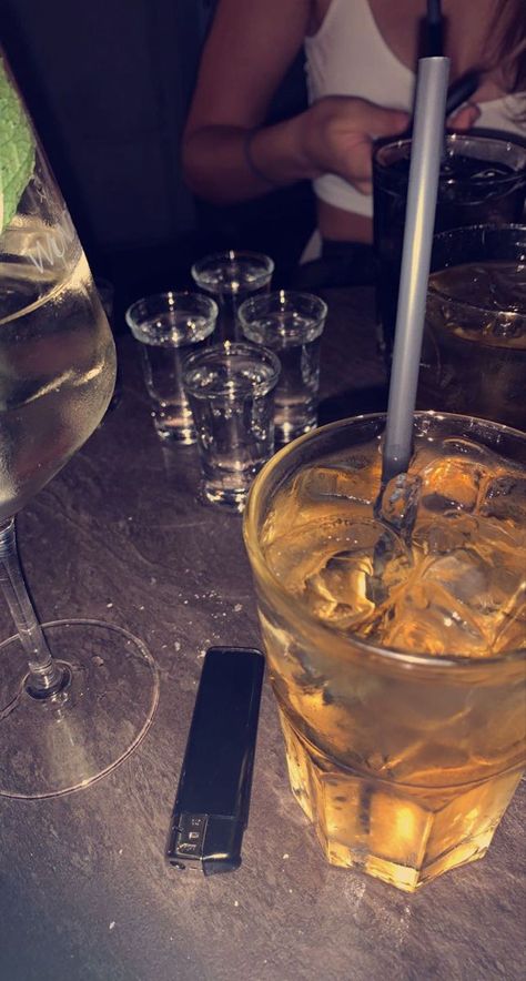 Drinks Night Out, Drinking With Friends Snapchat, Drink Photo Instagram, Snap Party Night, Night Alcohol Snapchat, Night Party Snap, Party Fake Snap, Fake Party Snaps, Night Out Aesthetic Drinks