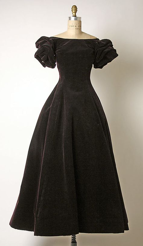 Dior Evening Dress, Era Victoria, House Of Dior, Fashion 1950s, Vintage Gowns, Vintage Couture, Vestidos Vintage, Puffy Sleeves, 50s Fashion