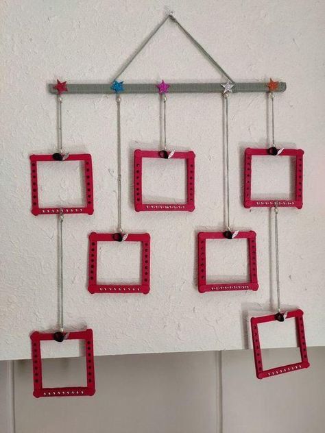 Diy Wall Hanging Photo Frames, Photo Frame With Popsicle Sticks, Popsicle Stick Photo Frame Diy, Wall Hanging With Popsicle Sticks, Popsicle Photo Frame, Photo Frame With Ice Cream Sticks, Picture Frame Popsicle Sticks, Hanging Photo Frame Ideas Handmade, Photo Frame Diy Handmade