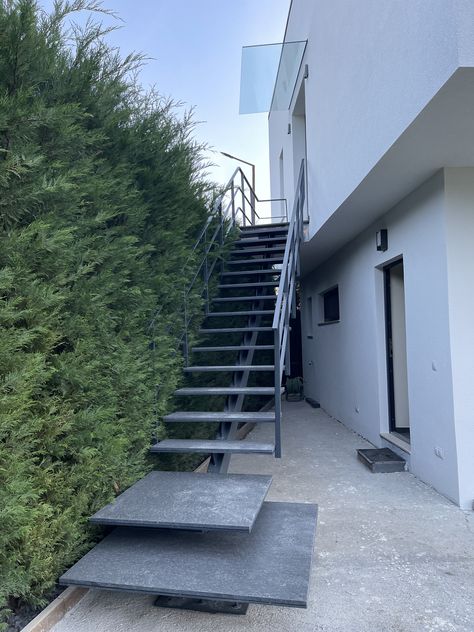 Outdoor stairs with steel and granit Granite Stairs, Staircase Outdoor, Outdoor Stairs, Stairs