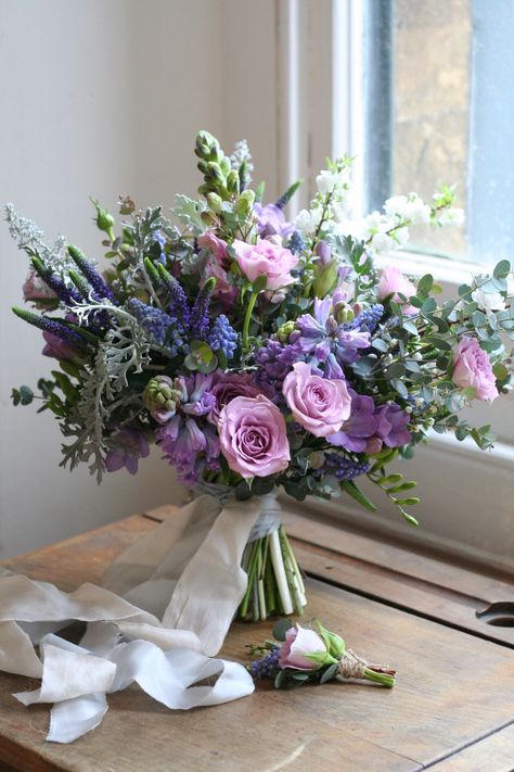 Lilac and blue spring bridal bouquet. Hyacinths, muscari, freesias. Bridal Bouquet Spring Purple, Lilac And Blue Bouquet, Lavender And Blue Bouquet, Blue And Purple Bridal Bouquet, Rustic Wedding Bouquet Spring, Purple And Blue Flower Arrangements, Blue And Purple Bouquet, Hyacinth Wedding, Lilac Bridal Bouquet