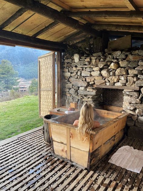 Mountain Spa, Wooden Bathtub, Outdoor Hot Tub, Sauna House, Diy Hot Tub, Outdoor Bathtub, Outdoor Bathroom Design, Outdoor Tub, Hot Tubs Saunas