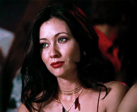 Prue Halliwell Gif, Prue Charmed, Shannen Doherty Charmed, Prue Halliwell, Charmed 1998, Charmed Tv Show, Charmed Tv, Discord Pfps, 90s Tv