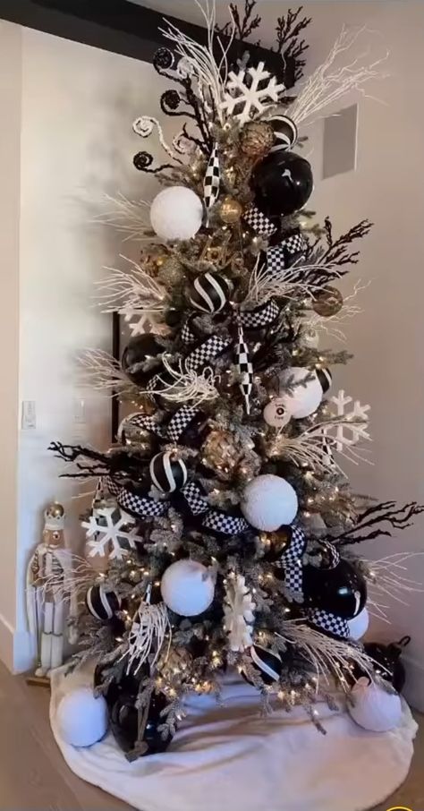 Black Xmas Tree, Nutcracker Tree, Black And White Christmas Tree, Black Christmas Decorations, Christmas Hand Painted, Boho Christmas Tree, Black White Christmas, Tree Inspiration, Xmas 2024